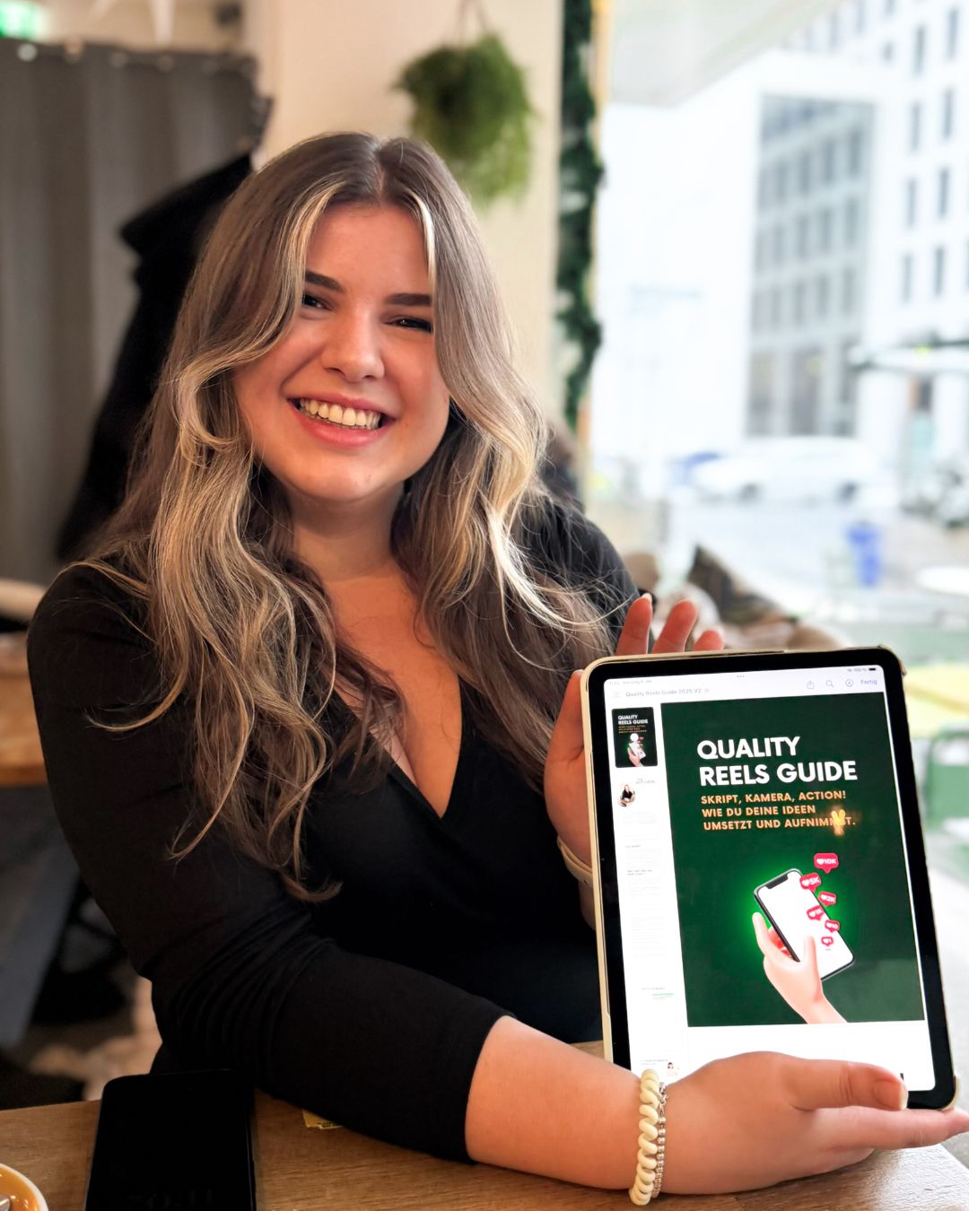 Zoe Garnjost mit Quality Reels Guide in der Hand